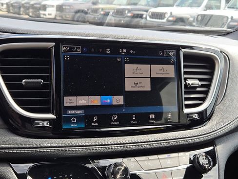 New 2026 Chrysler Pacifica Select image 30