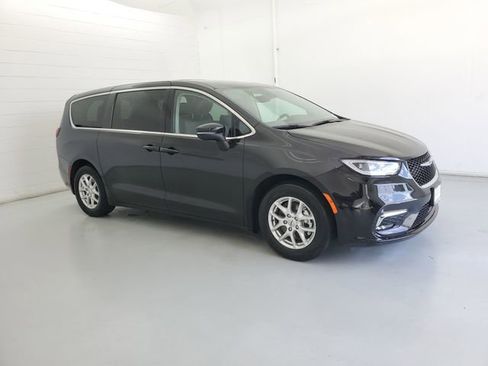 Used 2023 Chrysler Pacifica Touring-L image 4