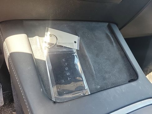 Used 2022 Tesla Model Y Long Range image 25