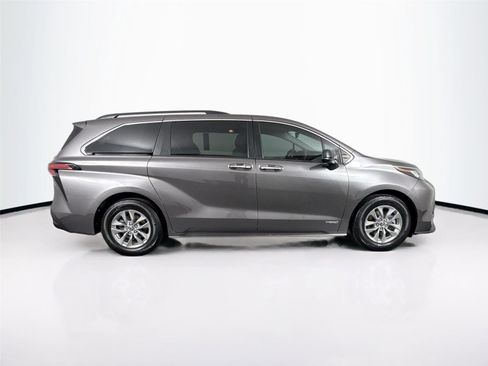 Certified 2021 Toyota Sienna XLE image 5