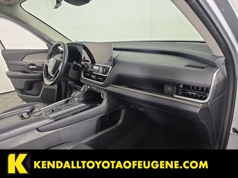 Used 2025 Toyota Grand Highlander AWD image 27
