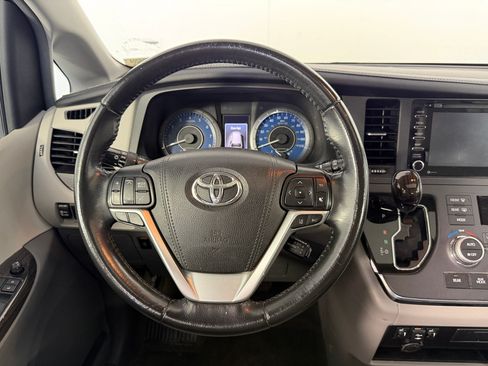 Used 2018 Toyota Sienna XLE w/ XLE Navigation Package FWD image 11