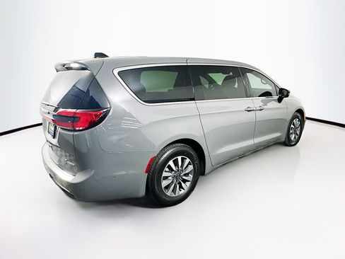 Used 2025 Chrysler Pacifica Select image 9