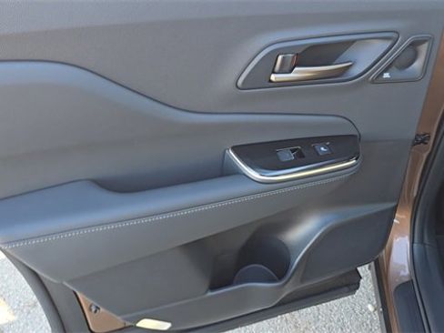 Used 2025 Toyota Crown Signia w/ Advanced Technology Package image 16