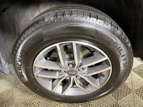 Used 2020 Jeep Grand Cherokee Laredo w/ 18" Wheel & 8.4" Radio Group RWD image 21