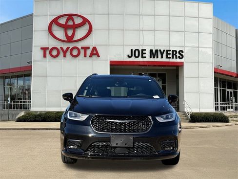 Used 2025 Chrysler Pacifica Limited image 4