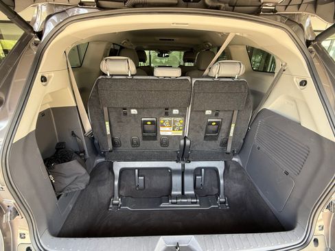 Used 2023 Toyota Sienna XLE FWD image 28
