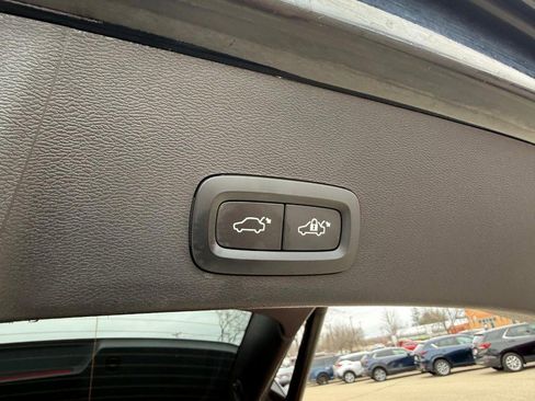 Used 2023 Volvo XC40 B5 Plus image 14