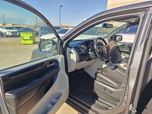 Used 2017 Dodge Grand Caravan SXT image 7