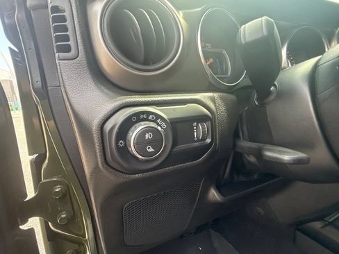 Used 2023 Jeep Gladiator Sport AWD/4WD image 18