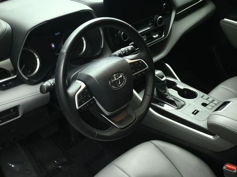 Used 2023 Toyota Highlander XLE FWD image 50