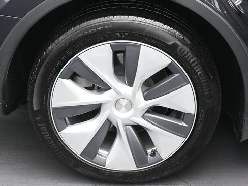 Used 2024 Tesla Model Y Long Range AWD/4WD image 30