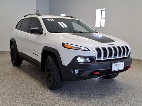 Used 2018 Jeep Cherokee Trailhawk w/ Comfort & Convenience Group AWD/4WD image 3