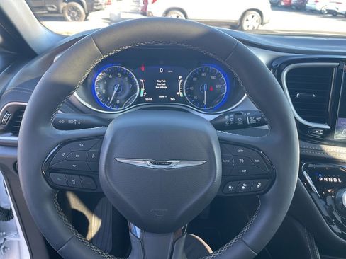 Used 2025 Chrysler Pacifica Limited image 25