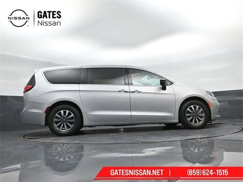 Used 2024 Chrysler Pacifica Select image 31