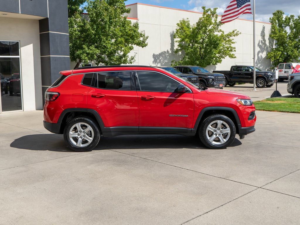 Used 2023 Jeep Compass Latitude w/ Sun and Sound Group AWD/4WD image 8