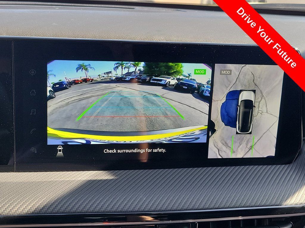 Used 2025 Nissan Kicks SR AWD/4WD image 11