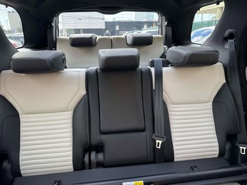 Used 2023 Land Rover Discovery S R-Dynamic image 14