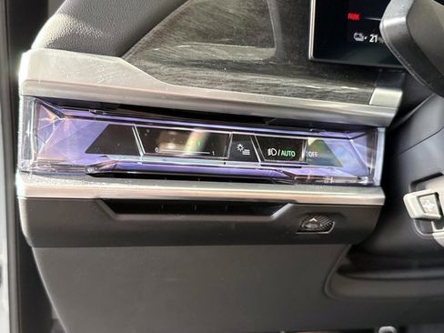 Used 2025 BMW i7 xDrive60 w/ Premium Package image 32