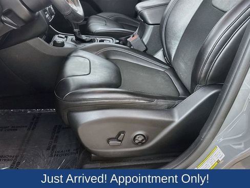 Used 2019 Jeep Cherokee Latitude Plus w/ Comfort/Convenience Group AWD/4WD image 22