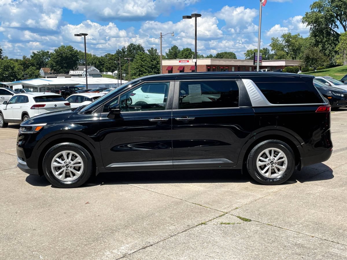 Used 2024 Kia Carnival LX FWD image 3