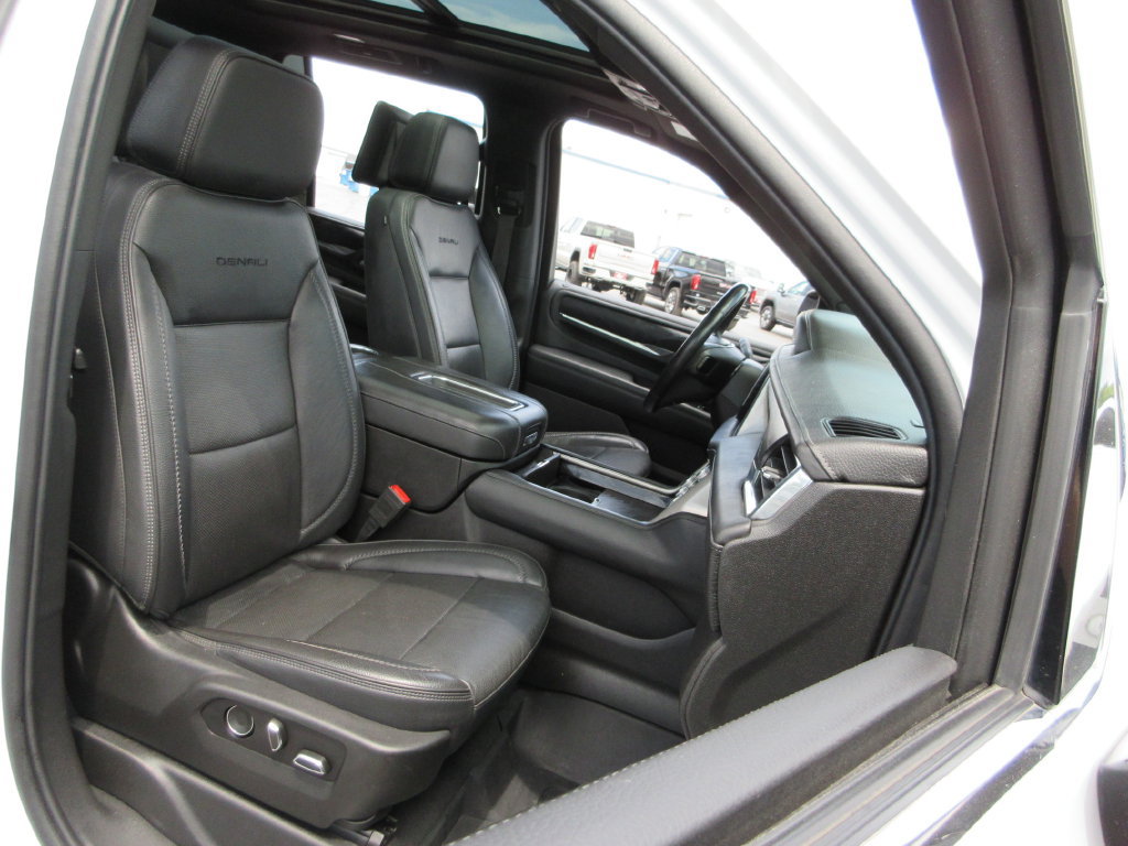 Used 2021 GMC Yukon Denali w/ Denali Ultimate Package AWD/4WD image 28
