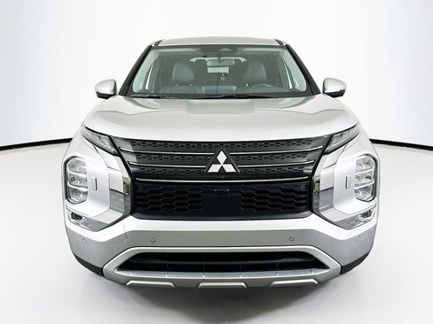 Used 2024 Mitsubishi Outlander SE Black Edition image 2