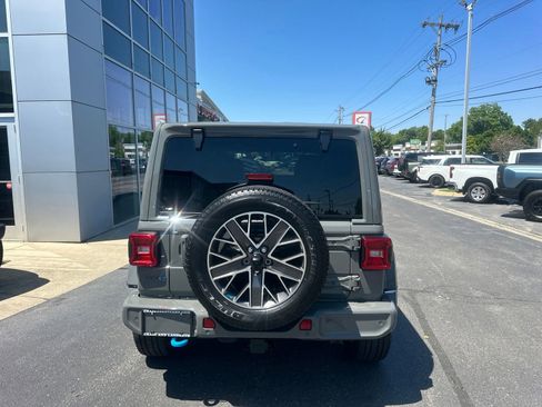 Used 2023 Jeep Wrangler Unlimited Sahara AWD/4WD image 5