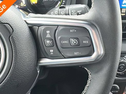 Used 2025 Jeep Wrangler Unlimited Sahara w/ Safety Group AWD/4WD image 18