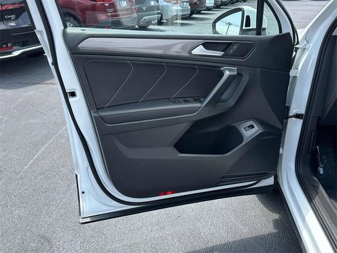 Used 2024 Volkswagen Tiguan SE image 5