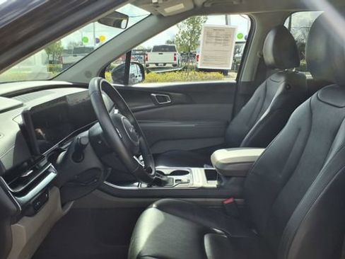 Used 2025 Kia Carnival image 16