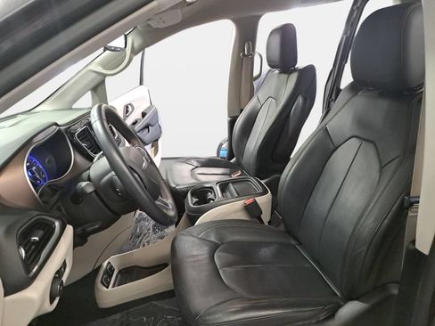 Used 2017 Chrysler Pacifica Touring-L FWD image 17