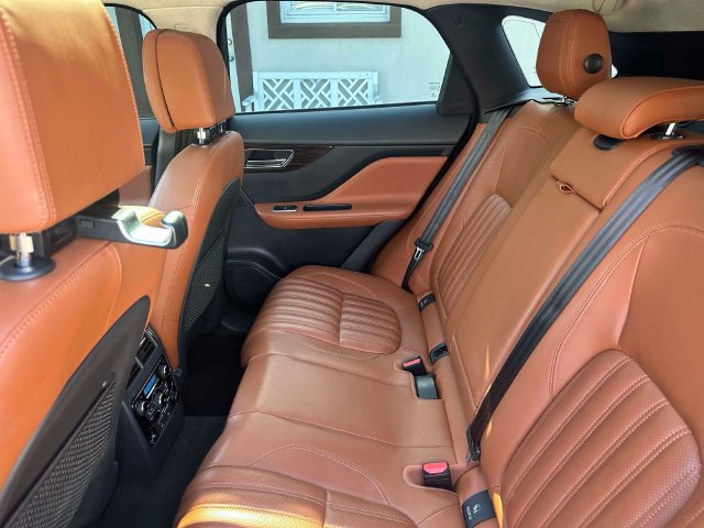 Used 2019 Jaguar F-PACE Portfolio AWD/4WD image 28