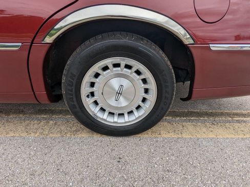 Used 1998 Lincoln Town Car Executive image 23