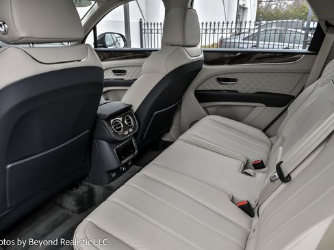 Used 2022 Bentley Bentayga image 31