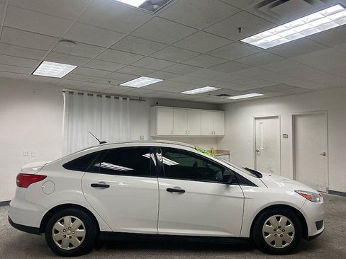 Used 2018 Ford Focus S image 4