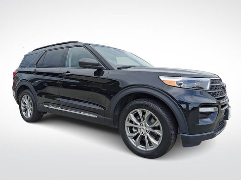 Certified 2022 Ford Explorer XLT w/ Equipment Group 202A AWD/4WD image 1