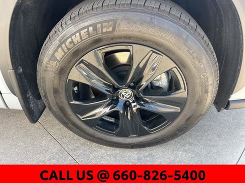 Certified 2025 Toyota Highlander XLE image 5