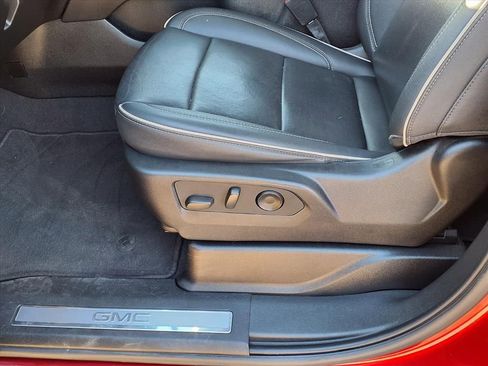 Used 2024 GMC Yukon SLT image 16