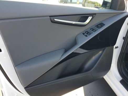 Used 2025 Kia Niro EX image 6