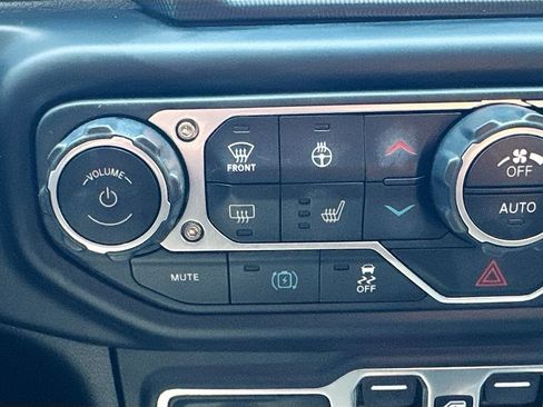 Used 2022 Jeep Wrangler Unlimited Sahara w/ Cold Weather Group AWD/4WD image 21