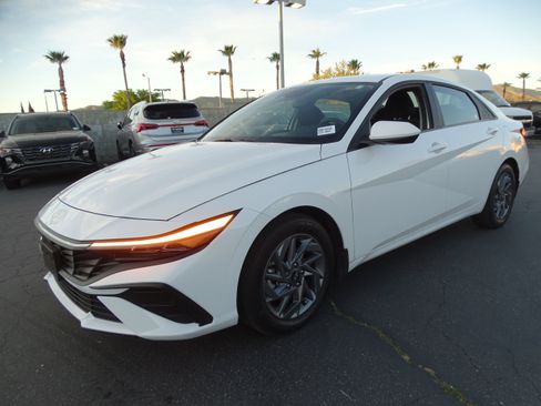 Used 2024 Hyundai Elantra SEL image 1