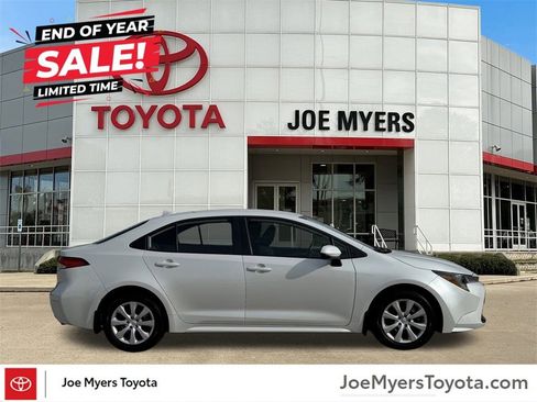 Used 2025 Toyota Corolla LE image 4