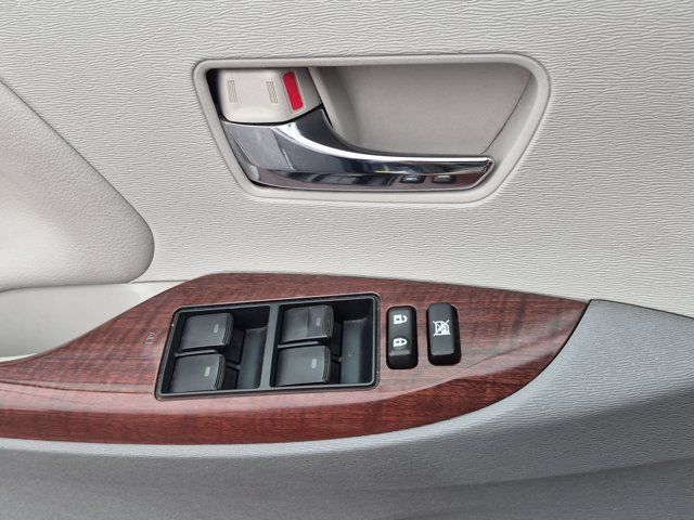 Used 2014 Toyota Sienna XLE FWD image 18