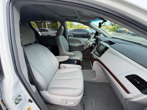 Used 2013 Toyota Sienna XLE FWD image 28