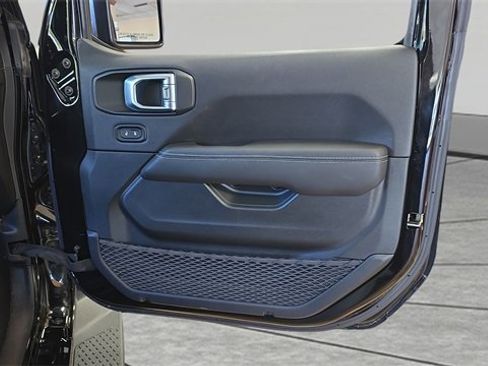 Used 2023 Jeep Gladiator Overland image 14