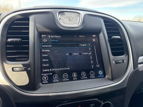 Used 2017 Chrysler 300 Limited image 29