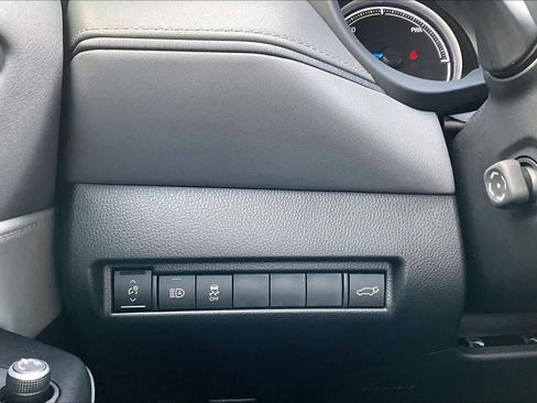 Used 2022 Toyota Venza LE image 36