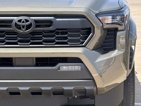 Used 2025 Toyota Tacoma TRD Sport AWD/4WD image 8