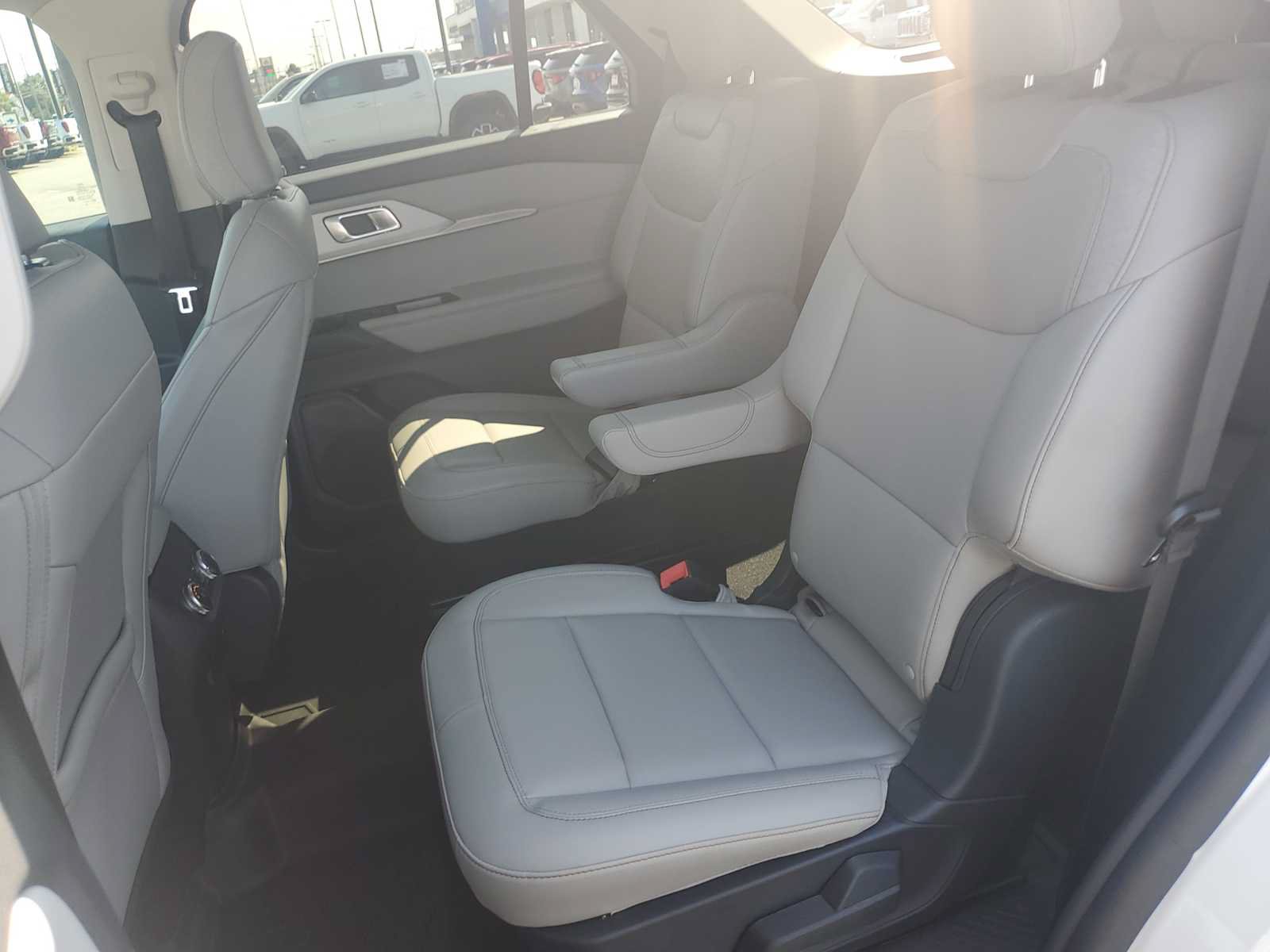 Used 2025 Ford Explorer Active w/ Active Comfort Package RWD image 21